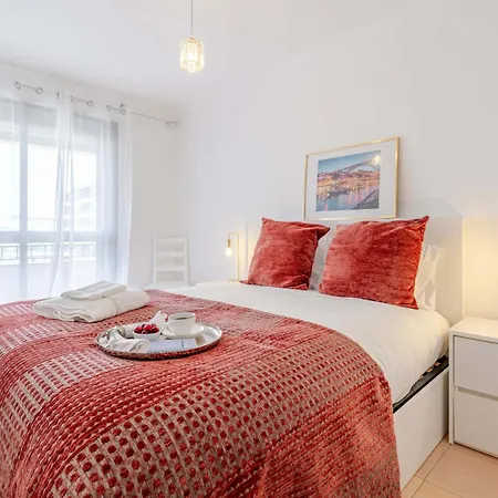 Bright & Spacious Flat With Balcony By Hostwise *