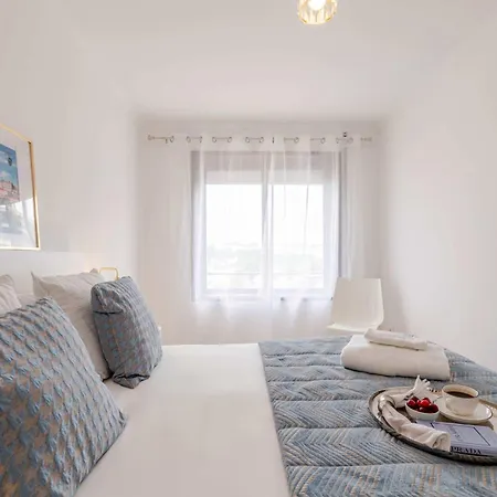 Apartman Bright & Spacious Flat With Balcony By Hostwise