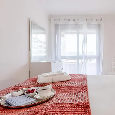 Apartman Bright & Spacious Flat With Balcony By Hostwise *