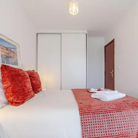 Bright & Spacious Flat With Balcony By Hostwise Matosinhos (Porto)