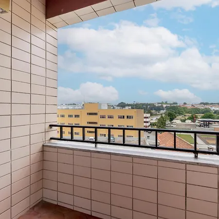 Bright & Spacious Flat With Balcony By Hostwise *
