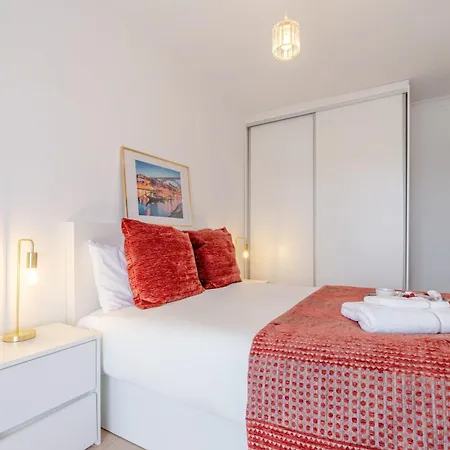 Bright & Spacious Flat With Balcony By Hostwise * Matosinhos