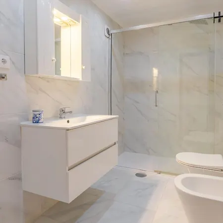 Bright & Spacious Flat With Balcony By Hostwise * Matosinhos (Porto)