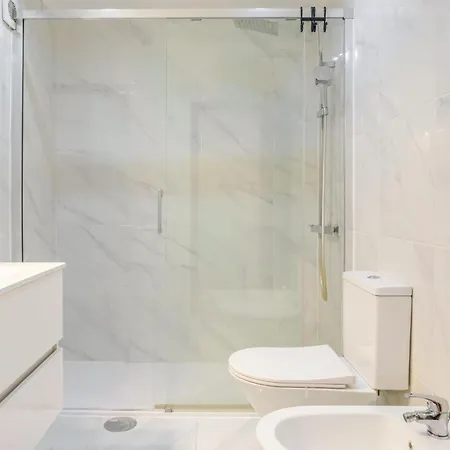 Apartman Bright & Spacious Flat With Balcony By Hostwise