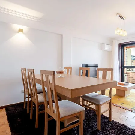 Apartman Bright & Spacious Flat With Balcony By Hostwise *