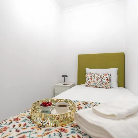 Apartman Bright & Spacious Flat With Balcony By Hostwise