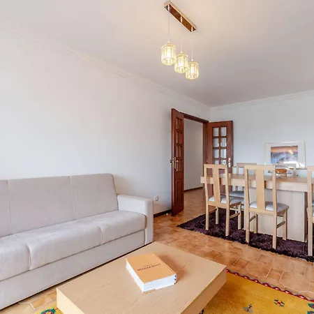Apartman Bright & Spacious Flat With Balcony By Hostwise *
