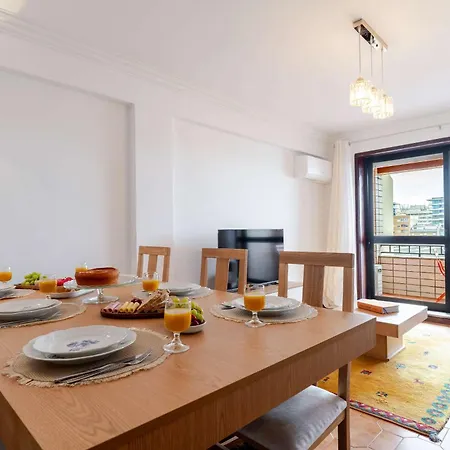 Apartman Bright & Spacious Flat With Balcony By Hostwise