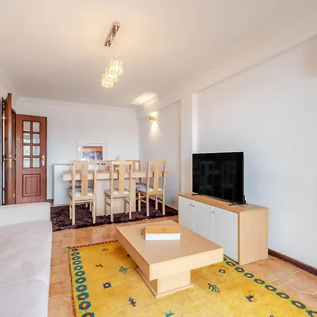Apartman Bright & Spacious Flat With Balcony By Hostwise *