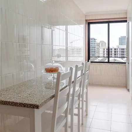 Bright & Spacious Flat With Balcony By Hostwise Apartament Matosinhos (Porto)