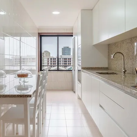 Bright & Spacious Flat With Balcony By Hostwise Matosinhos
