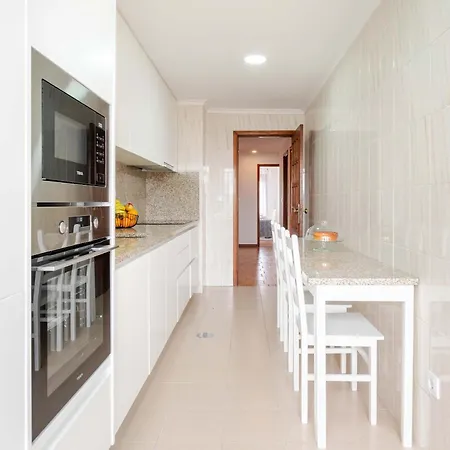 Apartman Bright & Spacious Flat With Balcony By Hostwise *
