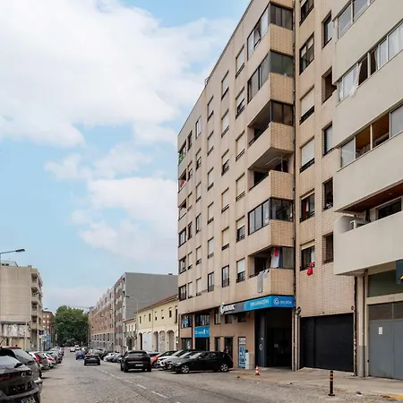 Bright & Spacious Flat With Balcony By Hostwise